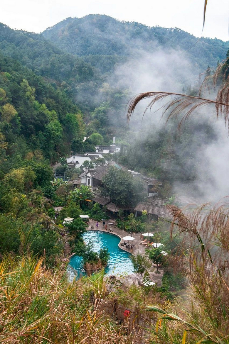 國內(nèi)唯一可同時看火山、泡溫泉的極邊小城！它才是云南秋色第一名