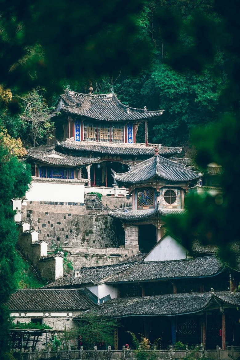國內(nèi)唯一可同時看火山、泡溫泉的極邊小城！它才是云南秋色第一名