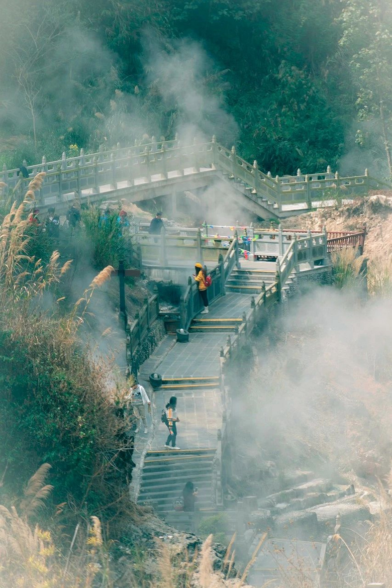 國內(nèi)唯一可同時看火山、泡溫泉的極邊小城！它才是云南秋色第一名