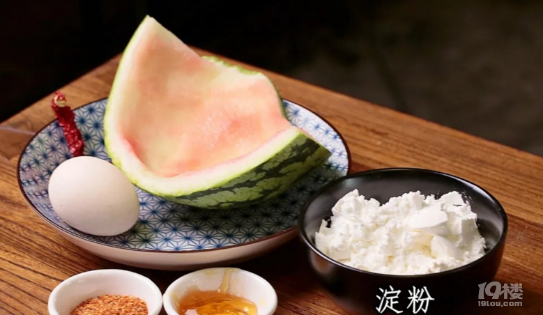 西瓜皮裹面粉炸一炸，甜辣汁里滾一滾，妥妥的下飯好菜！