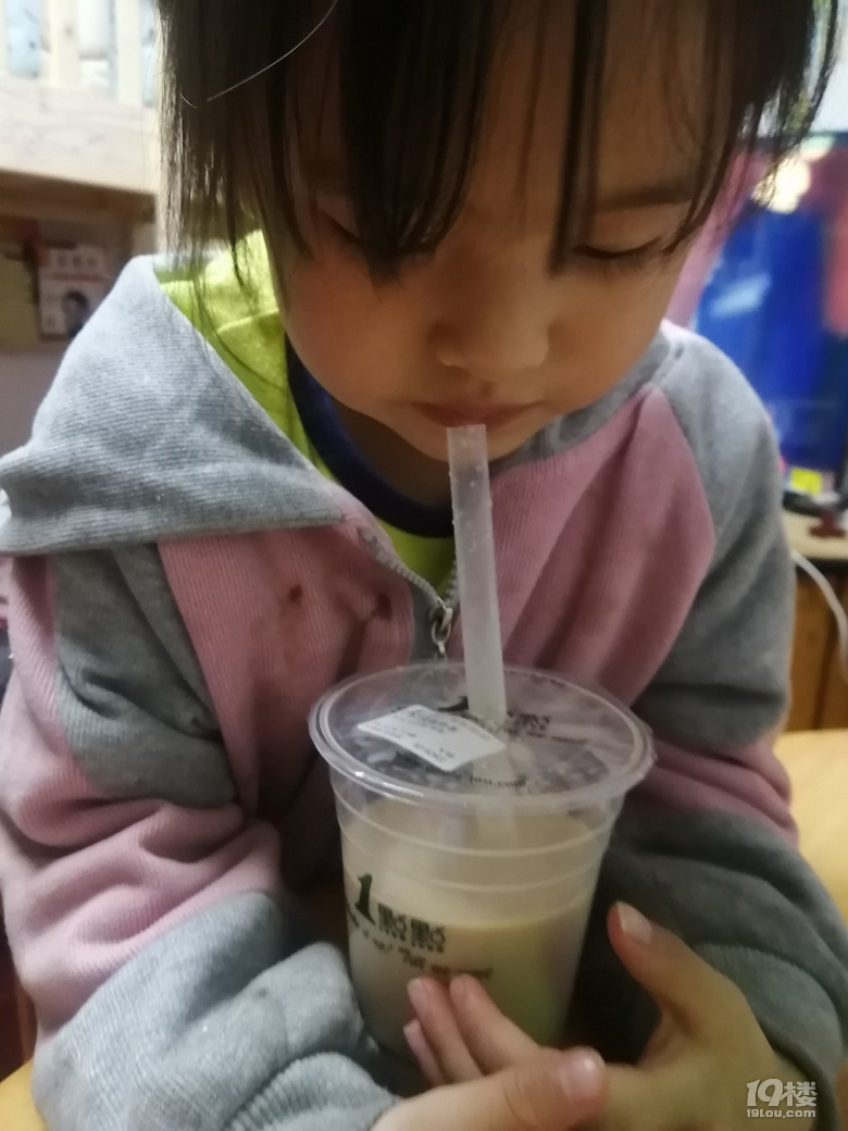 奶茶，給不給她喝？