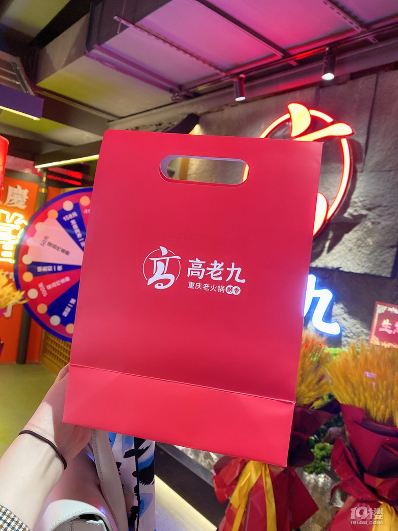 巨好吃的重慶火鍋，用的是現(xiàn)烹牛蛙鍋底