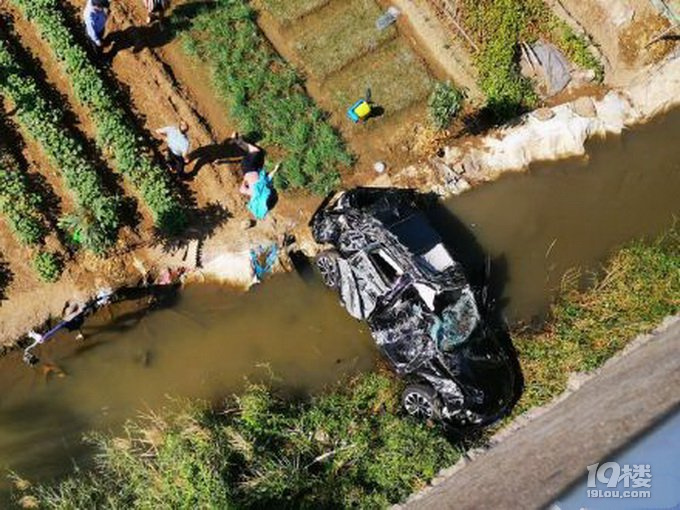 交警辟謠男子把千斤頂當警示牌致車禍，真實原因曝光