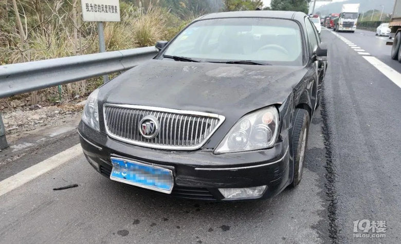 高速上被三輛大貨車“包圍”，小車強(qiáng)行“突破”被頂出幾十米