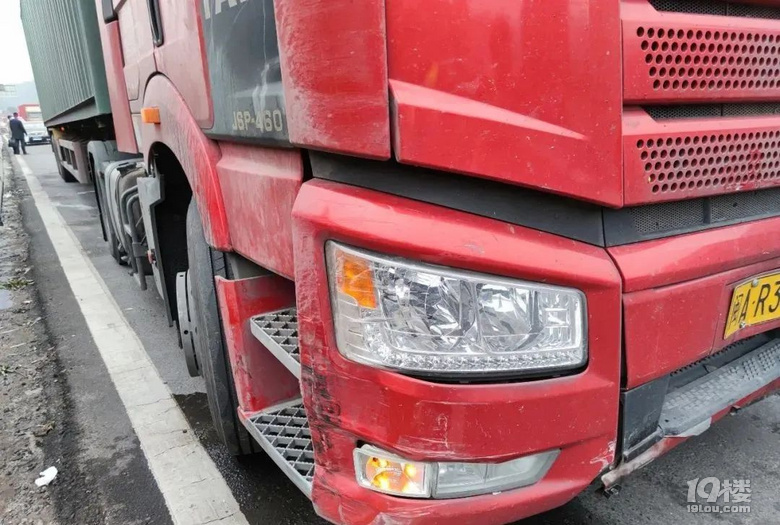 高速上被三輛大貨車“包圍”，小車強(qiáng)行“突破”被頂出幾十米