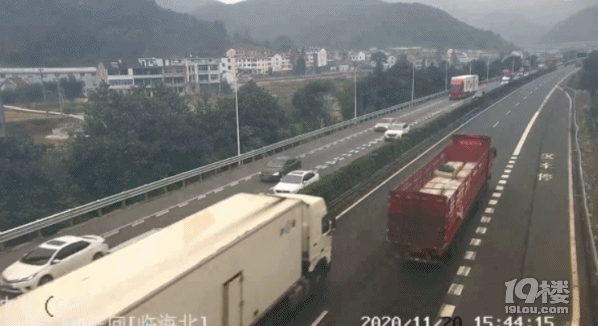 高速上被三輛大貨車“包圍”，小車強(qiáng)行“突破”被頂出幾十米