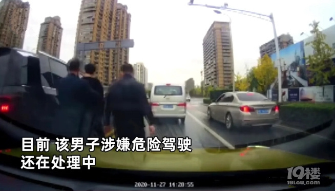 小伙追逐商務(wù)車下來的卻是警察