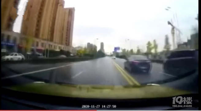 小伙追逐商務(wù)車下來的卻是警察