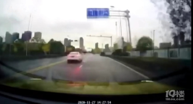 小伙追逐商務(wù)車下來的卻是警察