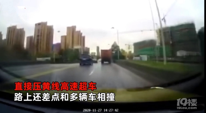小伙追逐商務(wù)車下來的卻是警察