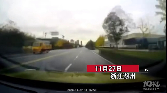 小伙追逐商務(wù)車下來的卻是警察
