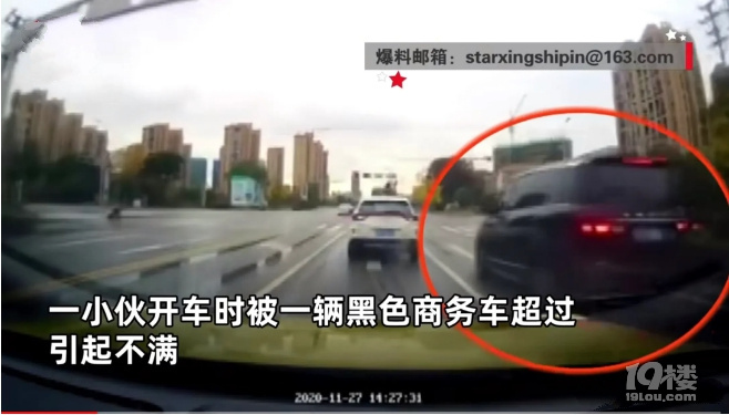 小伙追逐商務(wù)車下來的卻是警察