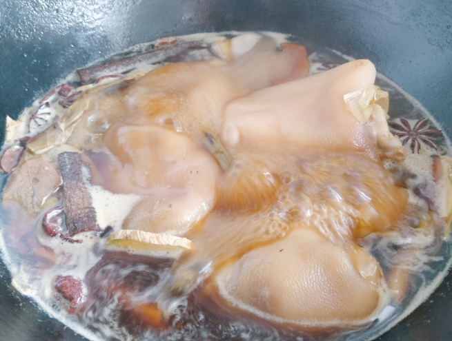 廣東名菜豬腳姜，赤醬濃郁肉質(zhì)飽滿軟糯，燉到脫骨入口即化