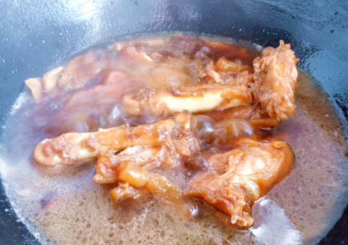 廣東名菜豬腳姜，赤醬濃郁肉質(zhì)飽滿軟糯，燉到脫骨入口即化