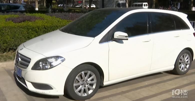 杭州一女子停車遭遇糟心事，奔馳車標(biāo)不見了，物業(yè)和業(yè)委會(huì)都不賠