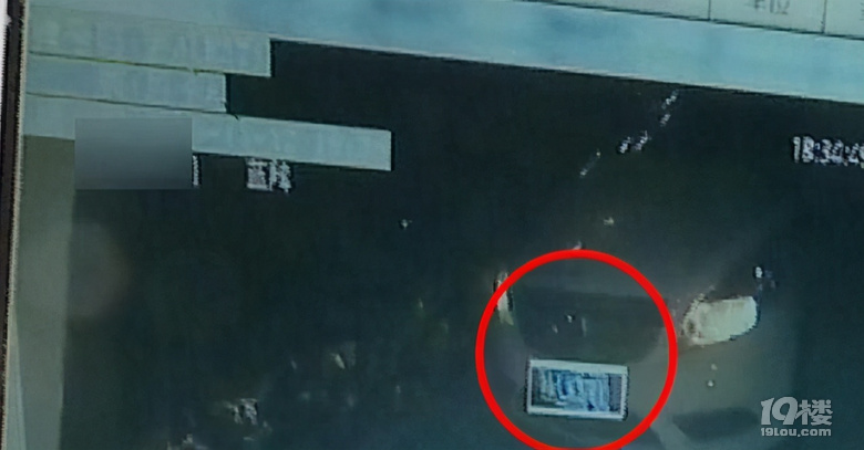 杭州一女子停車遭遇糟心事，奔馳車標(biāo)不見了，物業(yè)和業(yè)委會(huì)都不賠