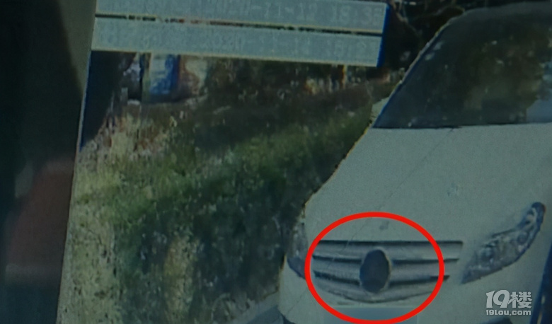 杭州一女子停車遭遇糟心事，奔馳車標(biāo)不見了，物業(yè)和業(yè)委會(huì)都不賠