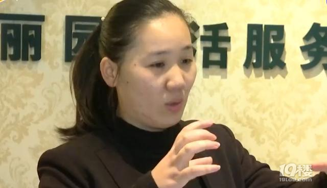 杭州一女子停車遭遇糟心事，奔馳車標(biāo)不見了，物業(yè)和業(yè)委會(huì)都不賠