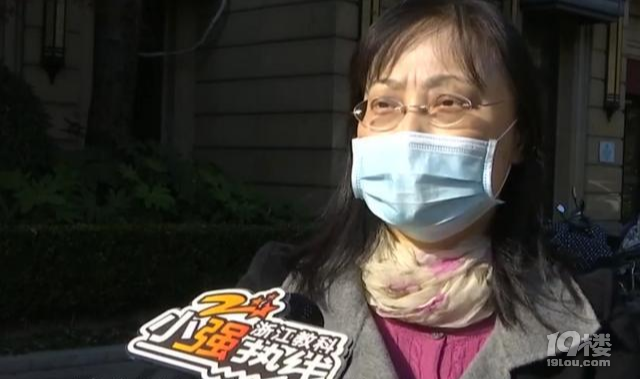 杭州一女子停車遭遇糟心事，奔馳車標(biāo)不見了，物業(yè)和業(yè)委會(huì)都不賠