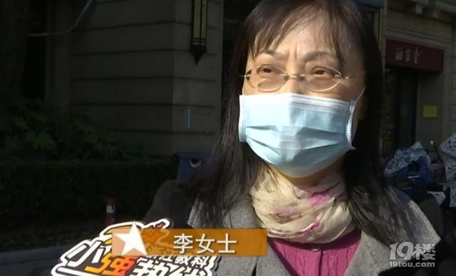 杭州一女子停車遭遇糟心事，奔馳車標(biāo)不見了，物業(yè)和業(yè)委會(huì)都不賠