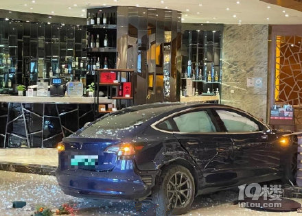 真沒踩油門！杭州一特斯拉將車主“彈射”進酒店
