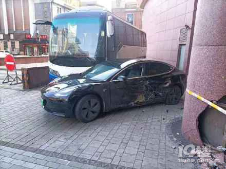 真沒踩油門！杭州一特斯拉將車主“彈射”進酒店