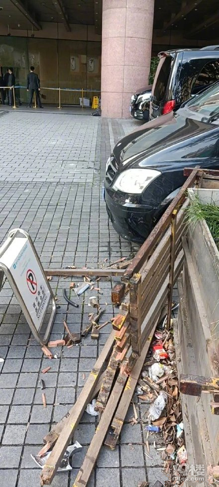 真沒踩油門！杭州一特斯拉將車主“彈射”進酒店