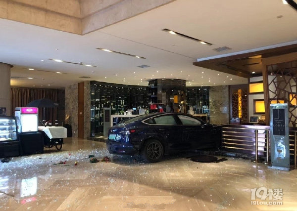 真沒踩油門！杭州一特斯拉將車主“彈射”進酒店