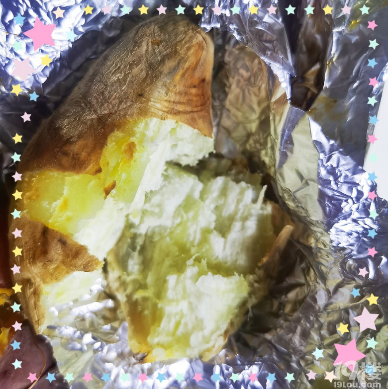 早上挖的番薯烤好了 紅的軟一點，白的干一點， 相當(dāng)成功了！