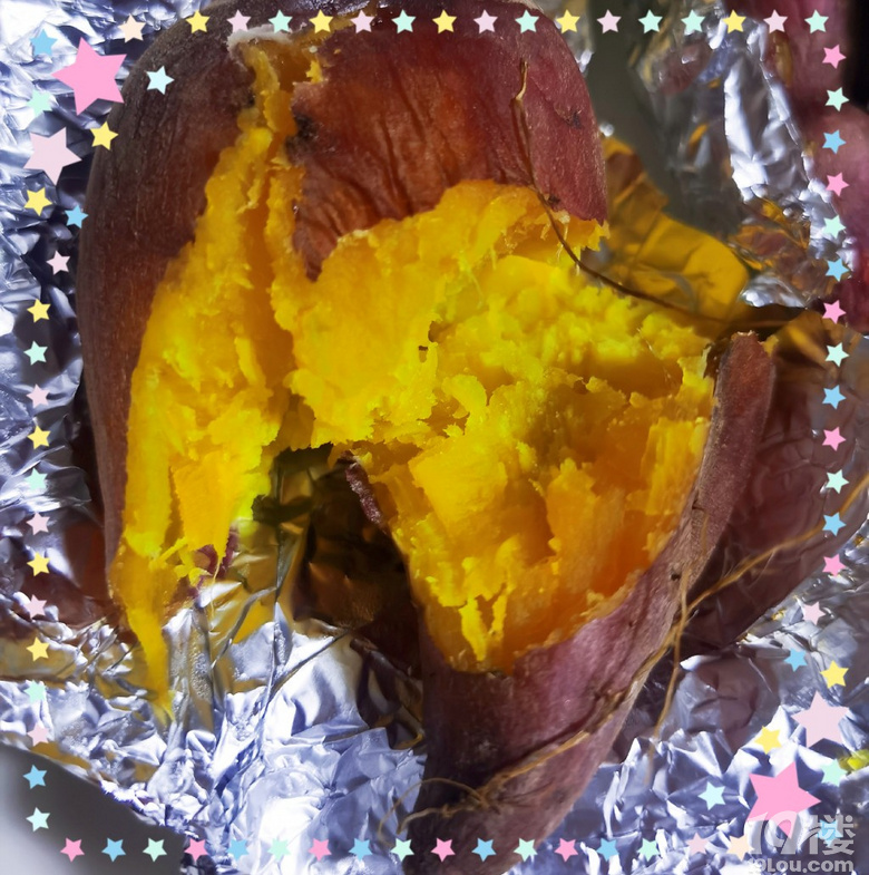 早上挖的番薯烤好了 紅的軟一點，白的干一點， 相當(dāng)成功了！