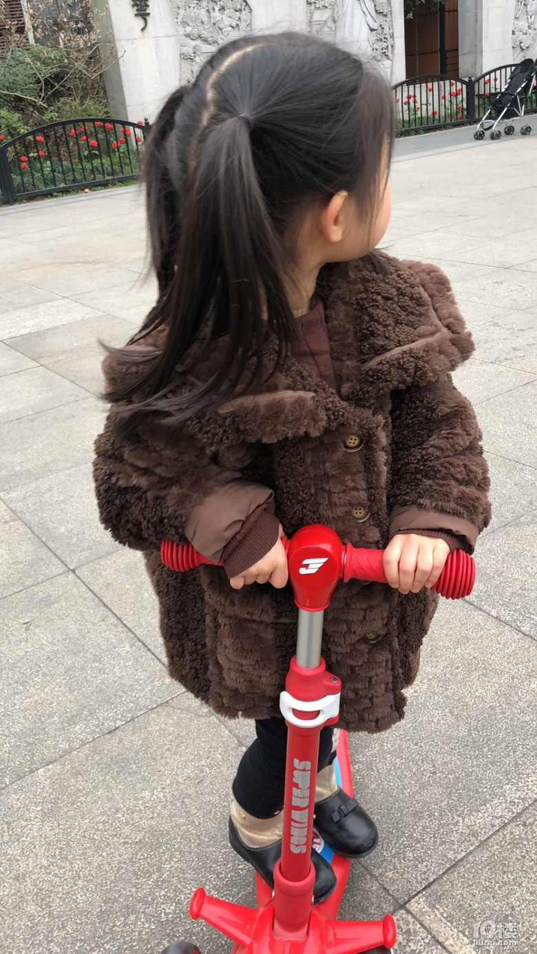 穿著貴婦裝，踩著親民車哈哈