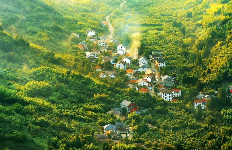 往東是西湖，往西是黃山，這個(gè)神仙“綠肺”小城，杭州地鐵可直達(dá)