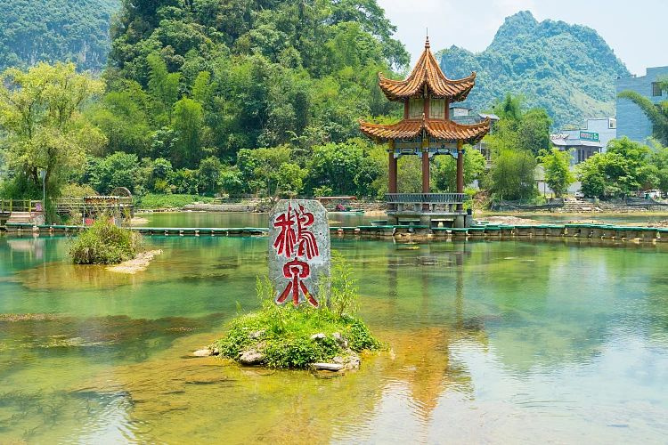 它是《盜墓筆記》的真實(shí)版，谷內(nèi)藏有神秘的鐘乳石洞