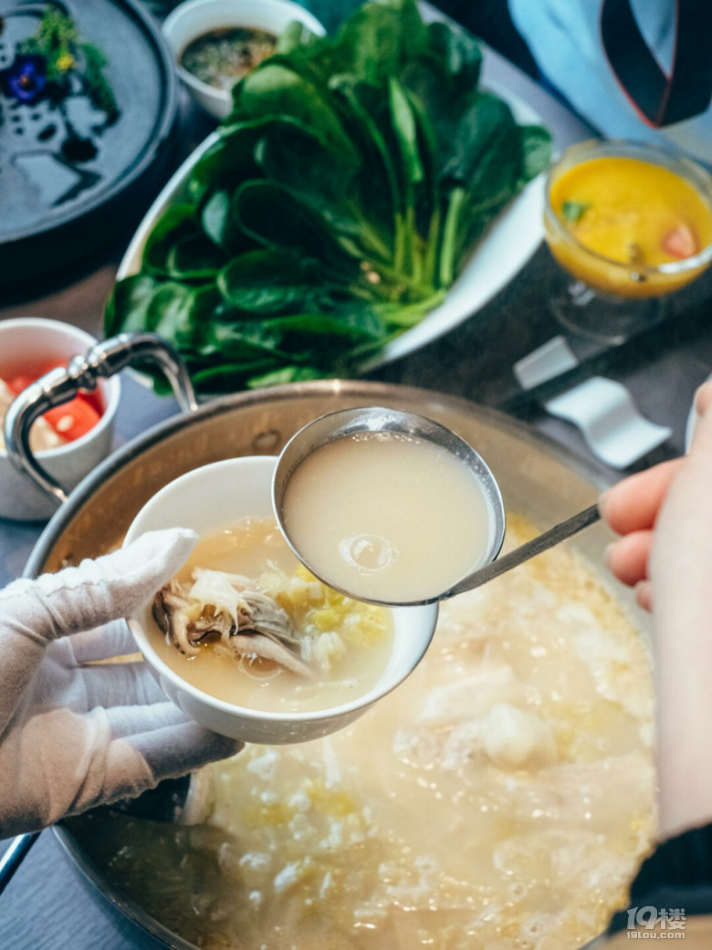 酸菜白肉做鍋底你吃過嗎？這家打邊爐給我?guī)砹宋队X新體驗