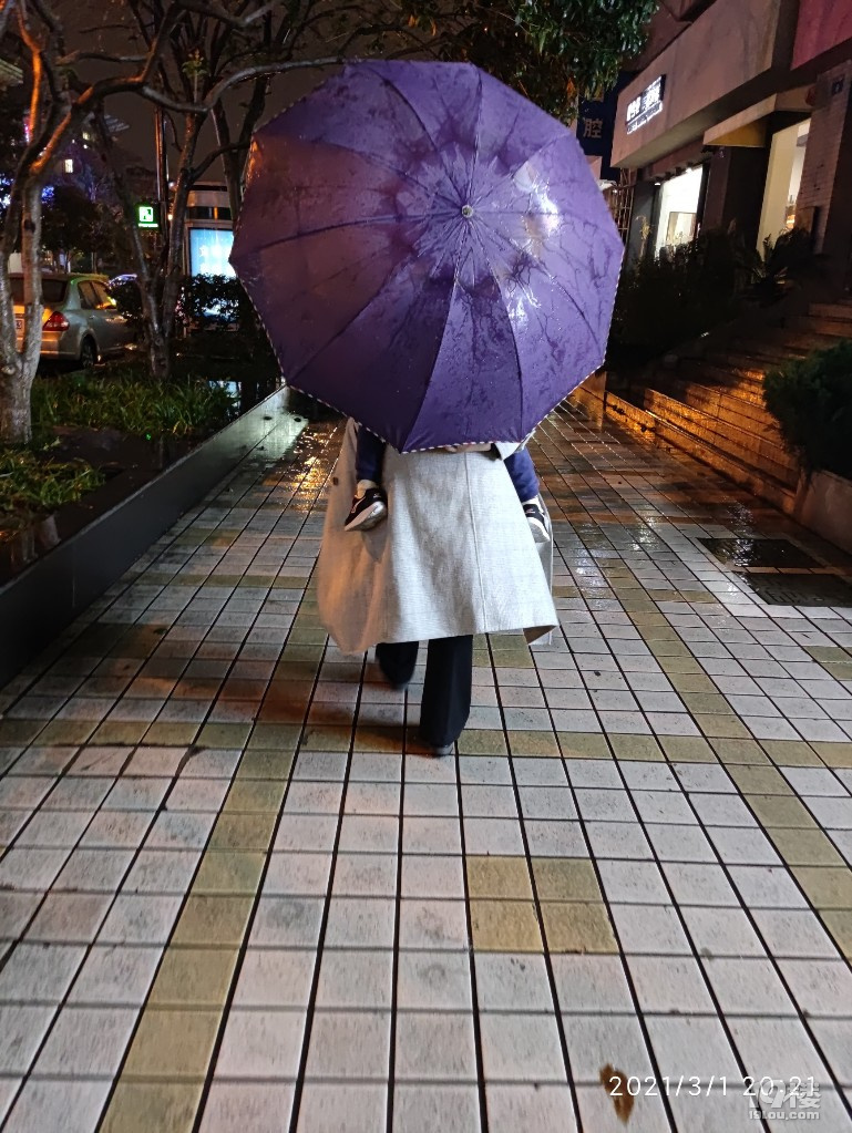 下雨天總能找各種理由要求抱或背，得逞后還不忘表揚下自己“我真