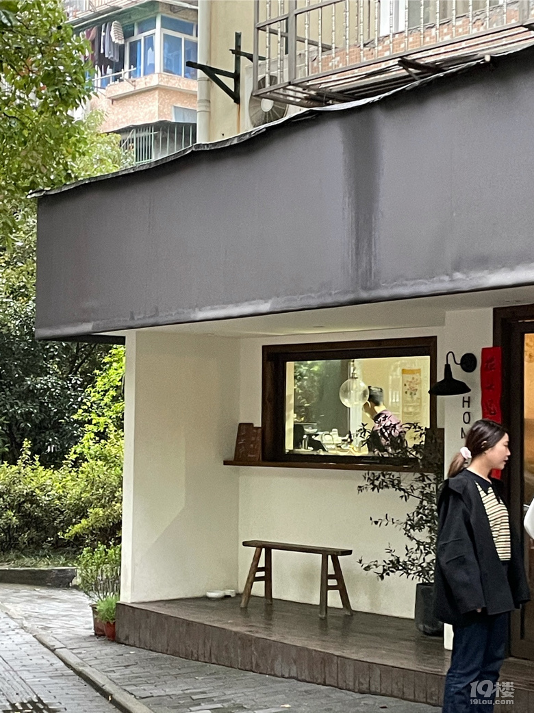 老小區(qū)邊的網(wǎng)紅咖啡店