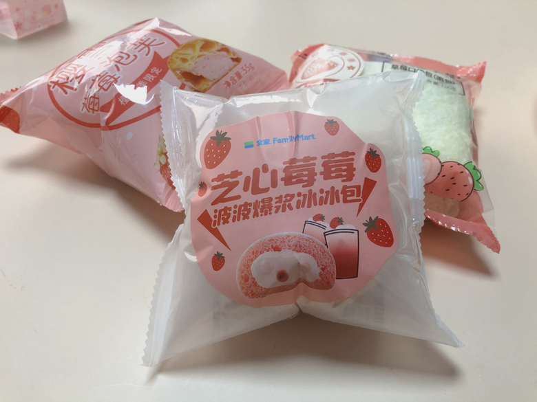 便利店紅黑榜|全家羅森711，15款草莓季甜品全線測(cè)評(píng)，雷我