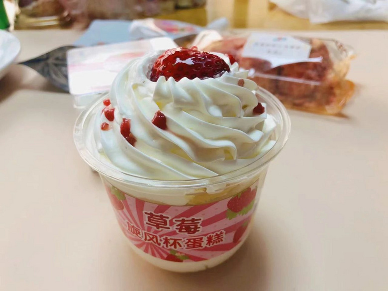 便利店紅黑榜|全家羅森711，15款草莓季甜品全線測(cè)評(píng)，雷我