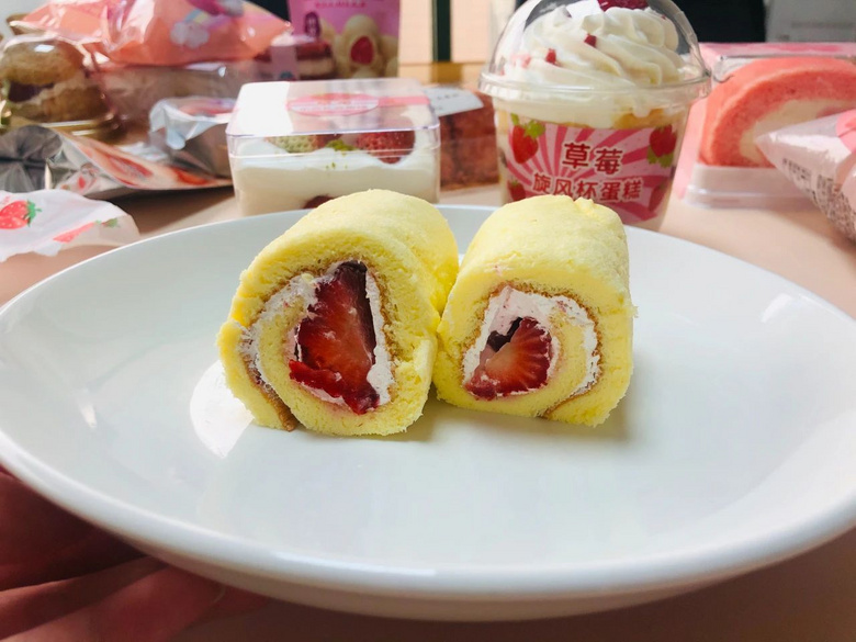 便利店紅黑榜|全家羅森711，15款草莓季甜品全線測(cè)評(píng)，雷我