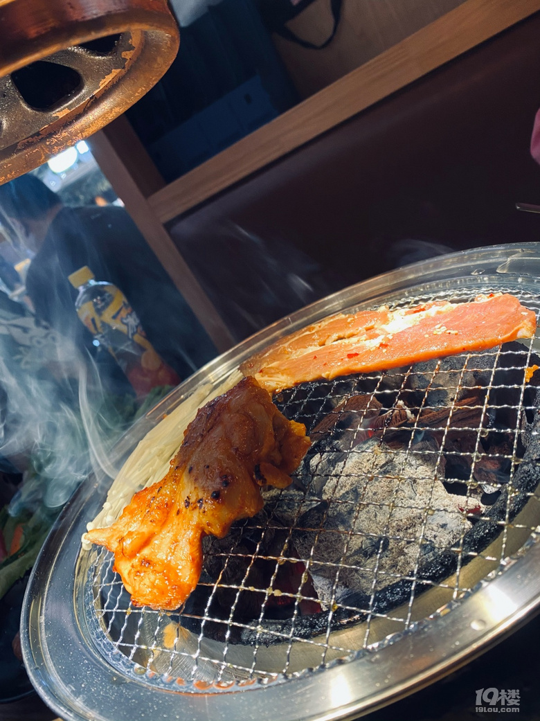 大口吃肉