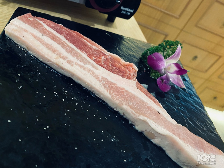 大口吃肉