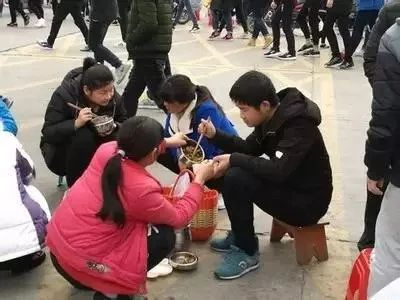 你見過凌晨4點(diǎn)半的廚房嗎？讀書很苦，但父母更煎熬