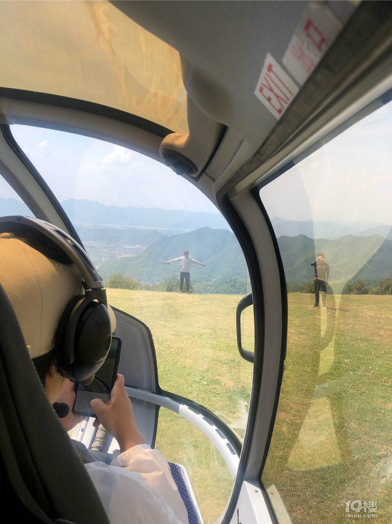 坐著直升機(jī)去旅行，有排面！