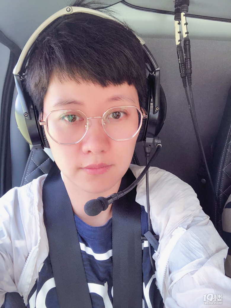 坐著直升機(jī)去旅行，有排面！