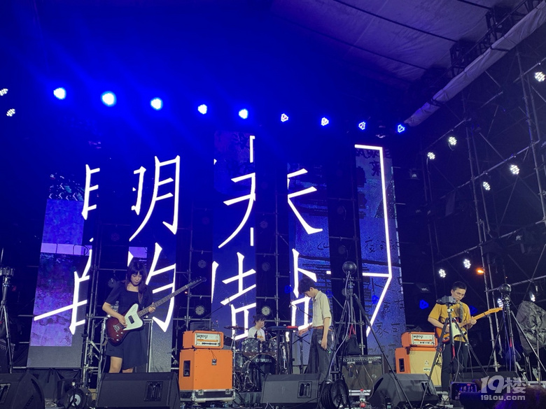 大學老師辭職做樂隊了 想了大半年來看終于看到惹[表情]