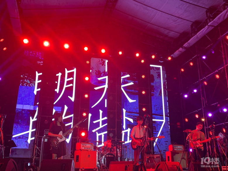 大學老師辭職做樂隊了 想了大半年來看終于看到惹[表情]