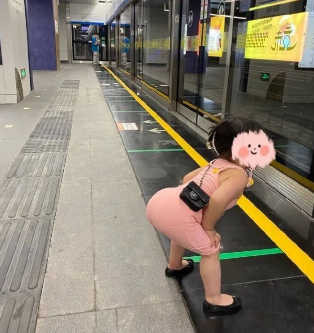 穿高跟鞋，戴成人發(fā)卡，4歲小女孩的“奶辣風(fēng)”恕我欣賞不來