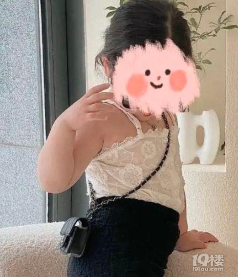 穿高跟鞋，戴成人發(fā)卡，4歲小女孩的“奶辣風(fēng)”恕我欣賞不來