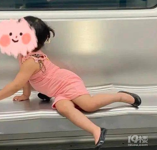 穿高跟鞋，戴成人發(fā)卡，4歲小女孩的“奶辣風(fēng)”恕我欣賞不來