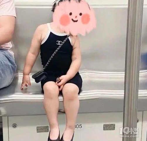 穿高跟鞋，戴成人發(fā)卡，4歲小女孩的“奶辣風(fēng)”恕我欣賞不來